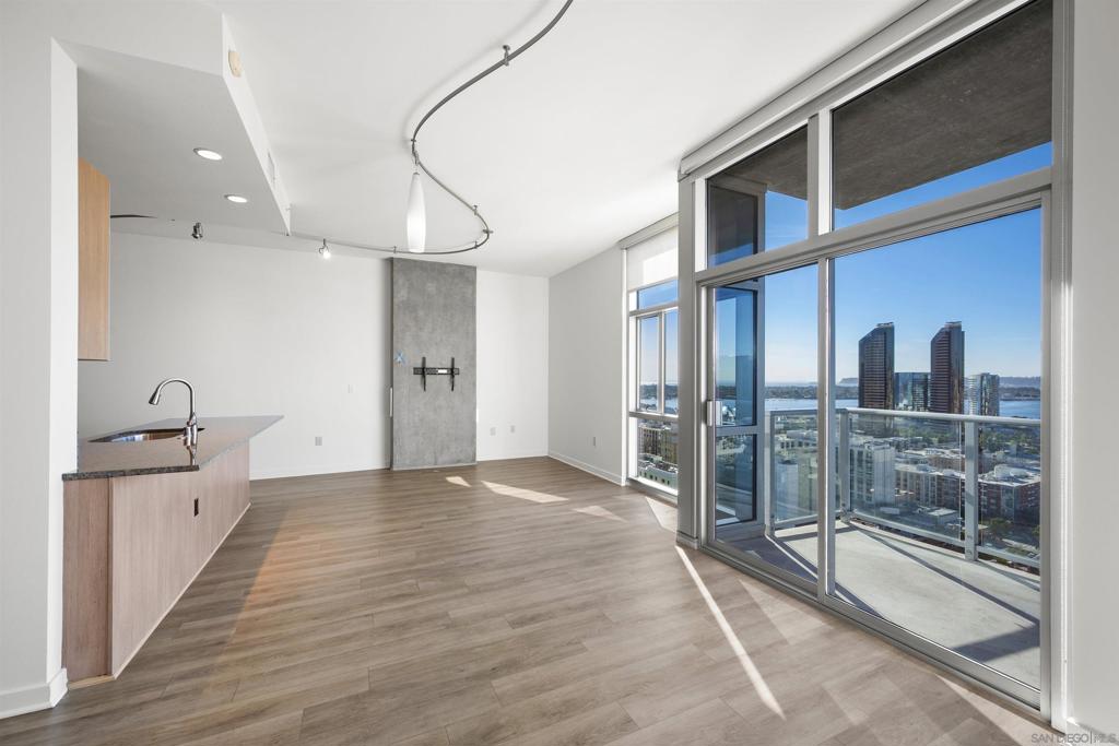 800 The Mark Ln. 2401