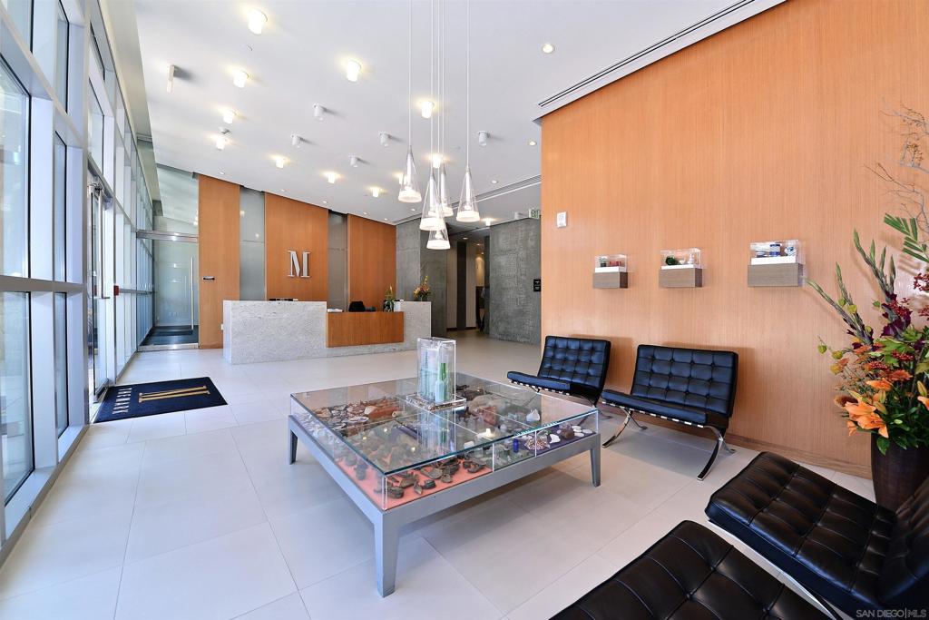 800 The Mark Ln. 2401