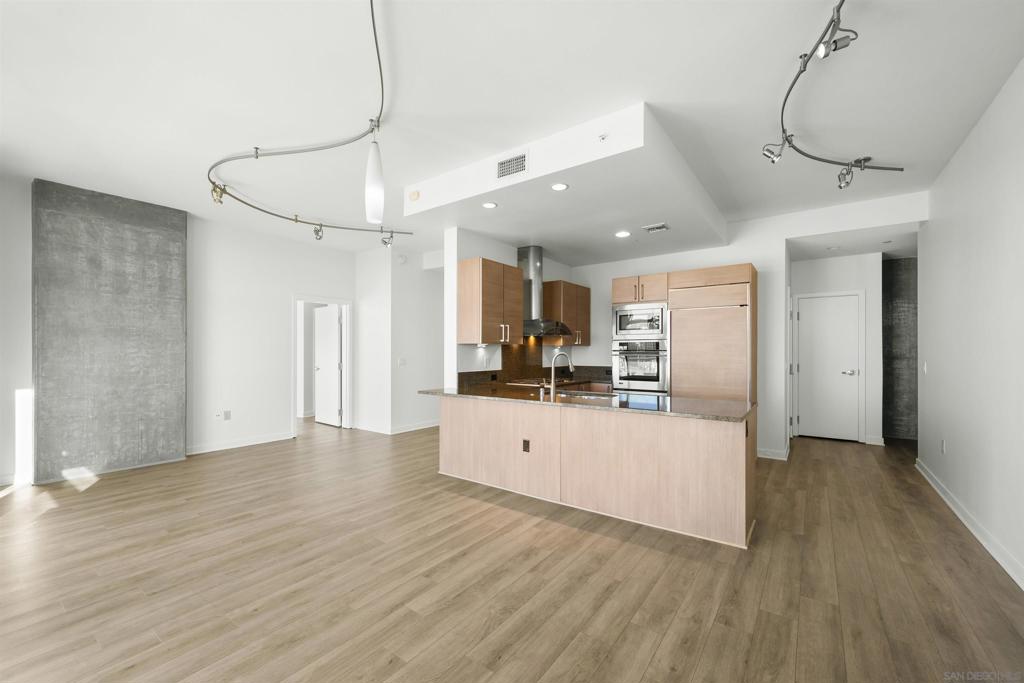 800 The Mark Ln. 2401