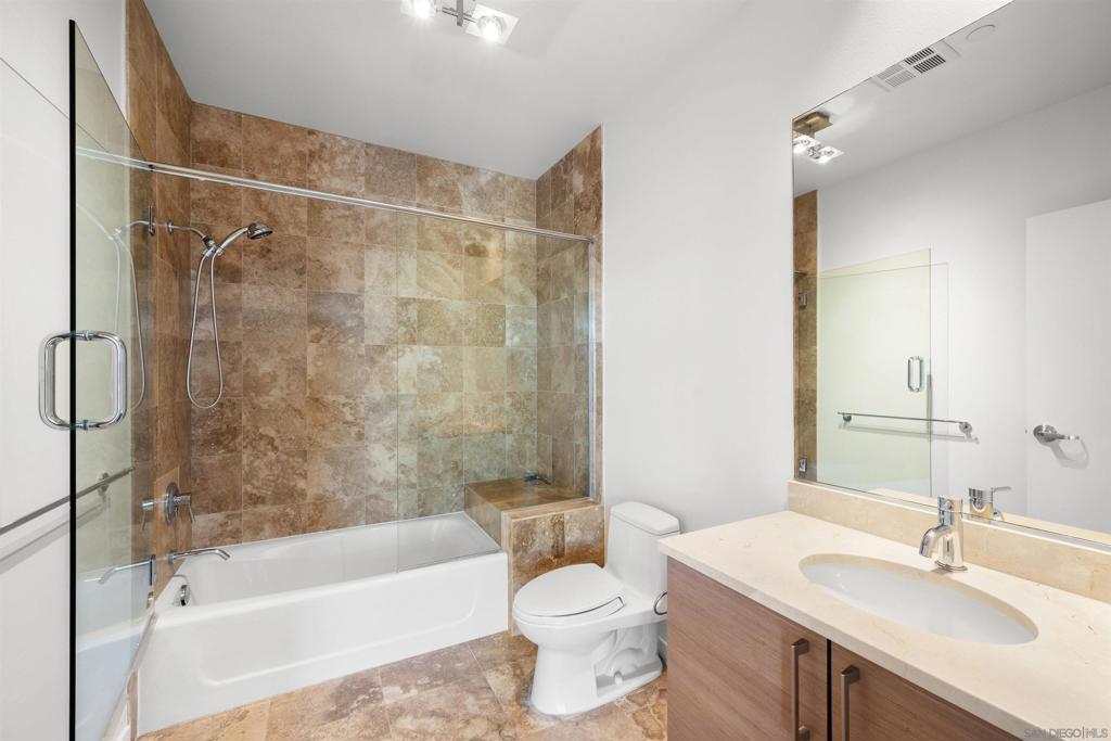 800 The Mark Ln. 2401