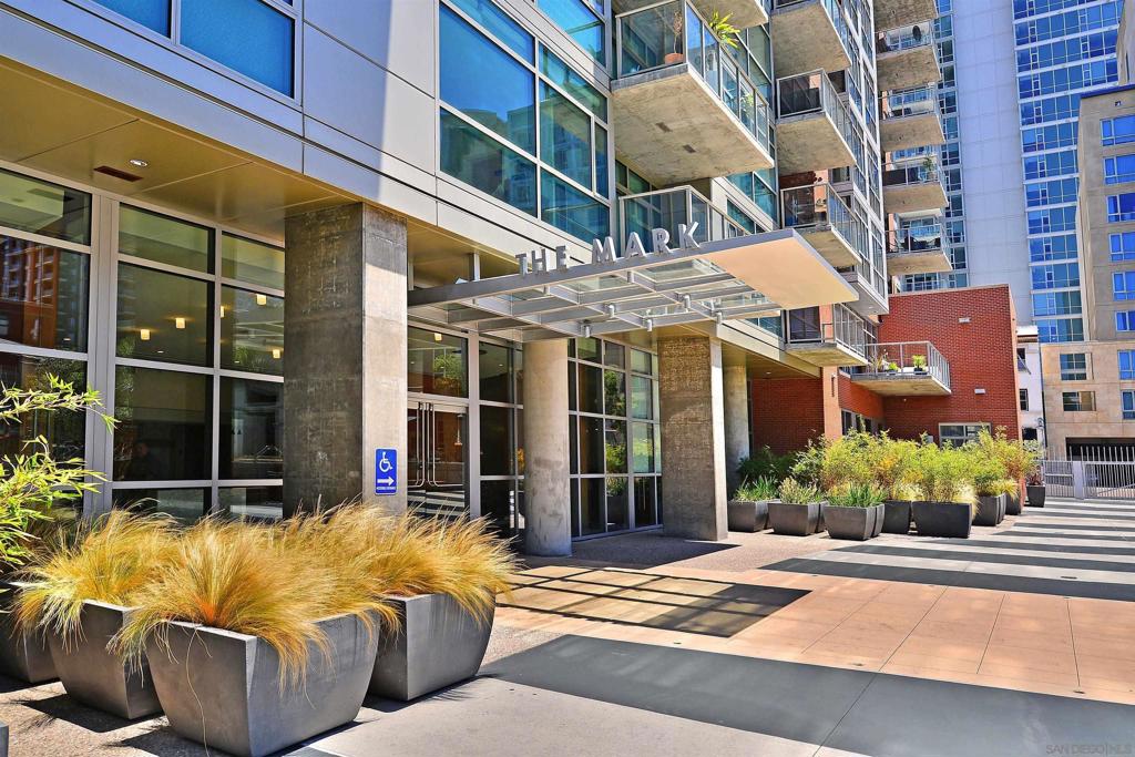 800 The Mark Ln. 2401