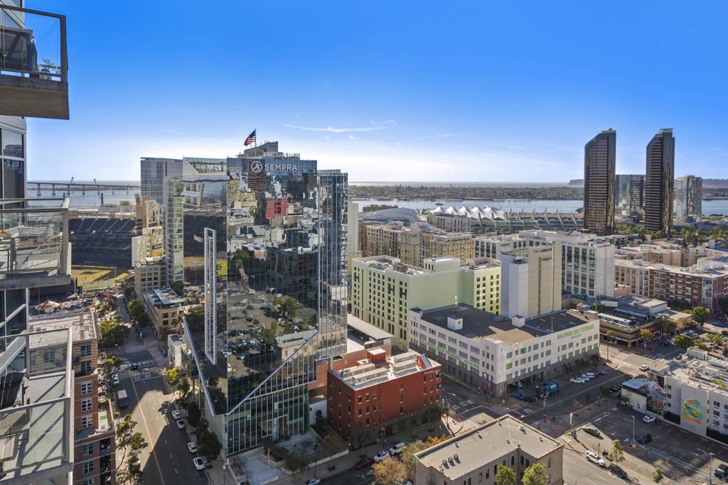 800 The Mark Ln. 2401