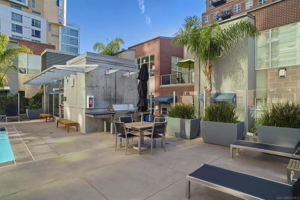 800 The Mark Ln. 2401