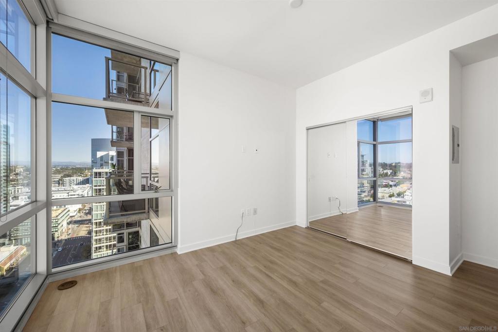 800 The Mark Ln. 2401