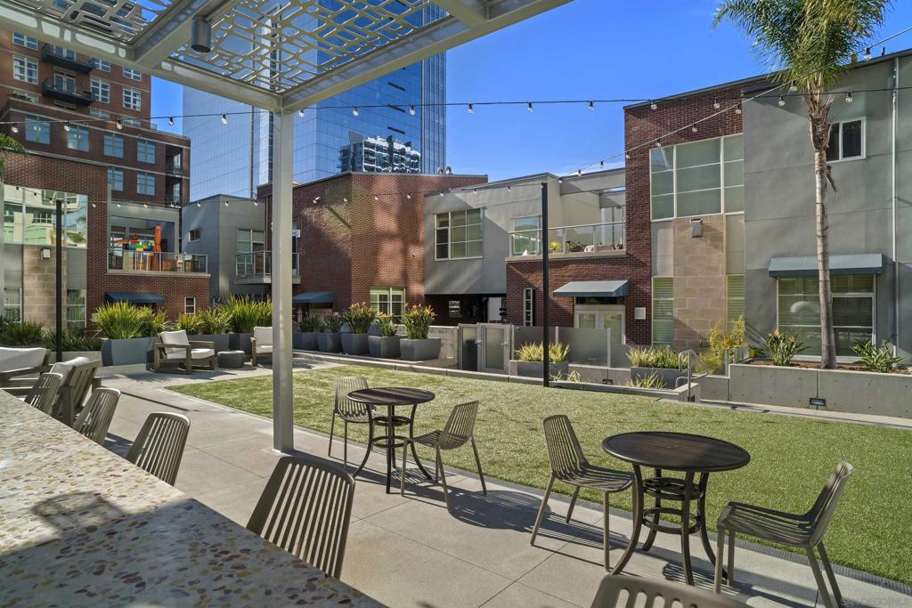 800 The Mark Ln. 2401