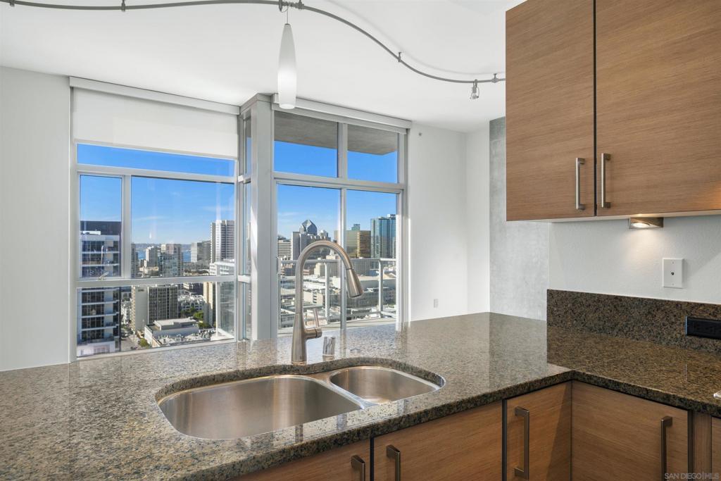 800 The Mark Ln. 2401