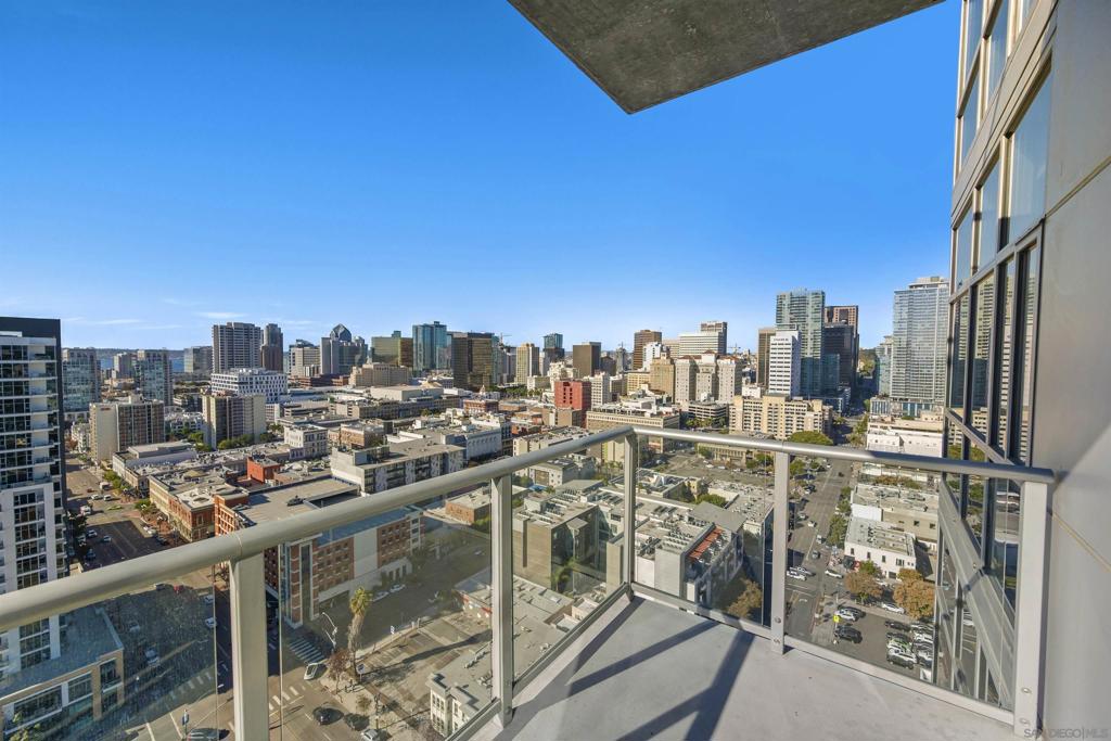 800 The Mark Ln. 2401