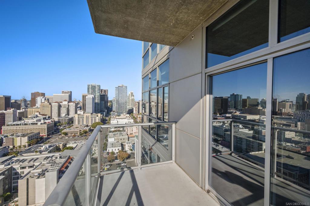 800 The Mark Ln. 2401