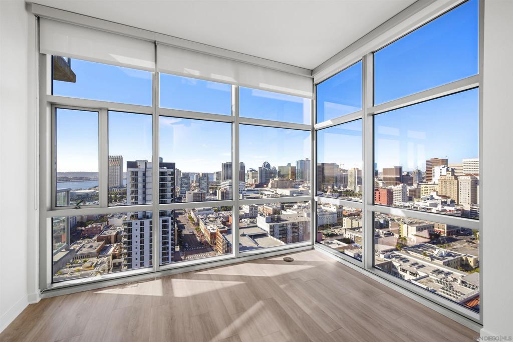 800 The Mark Ln. 2401