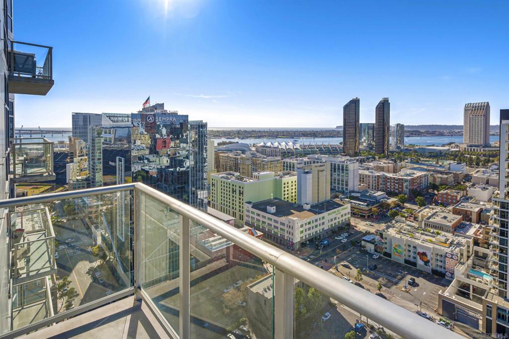 800 The Mark Ln. 2401