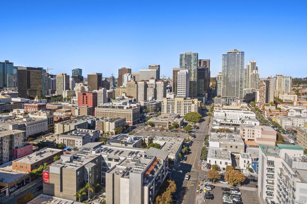 800 The Mark Ln. 2401