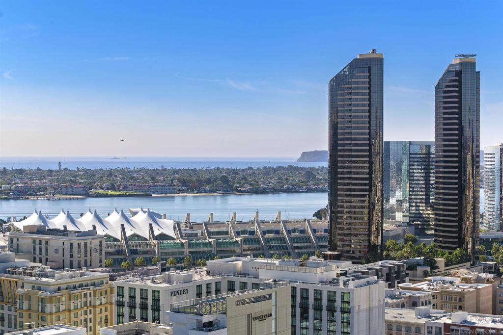 800 The Mark Ln. 2401