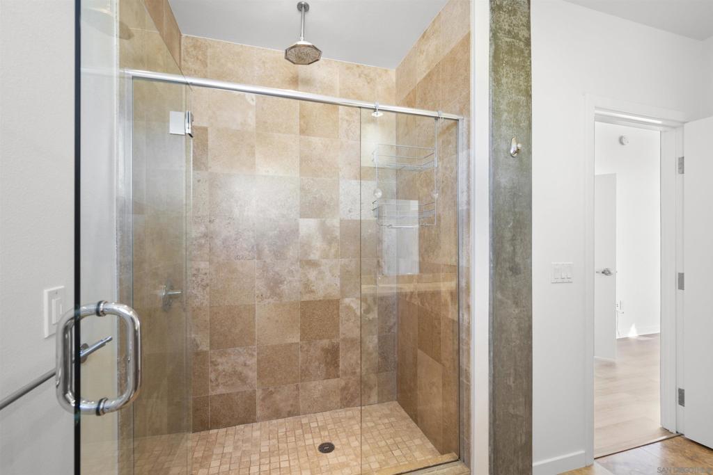 800 The Mark Ln. 2401