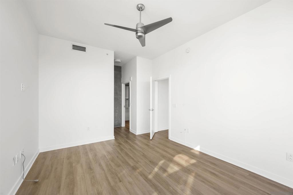 800 The Mark Ln. 2401