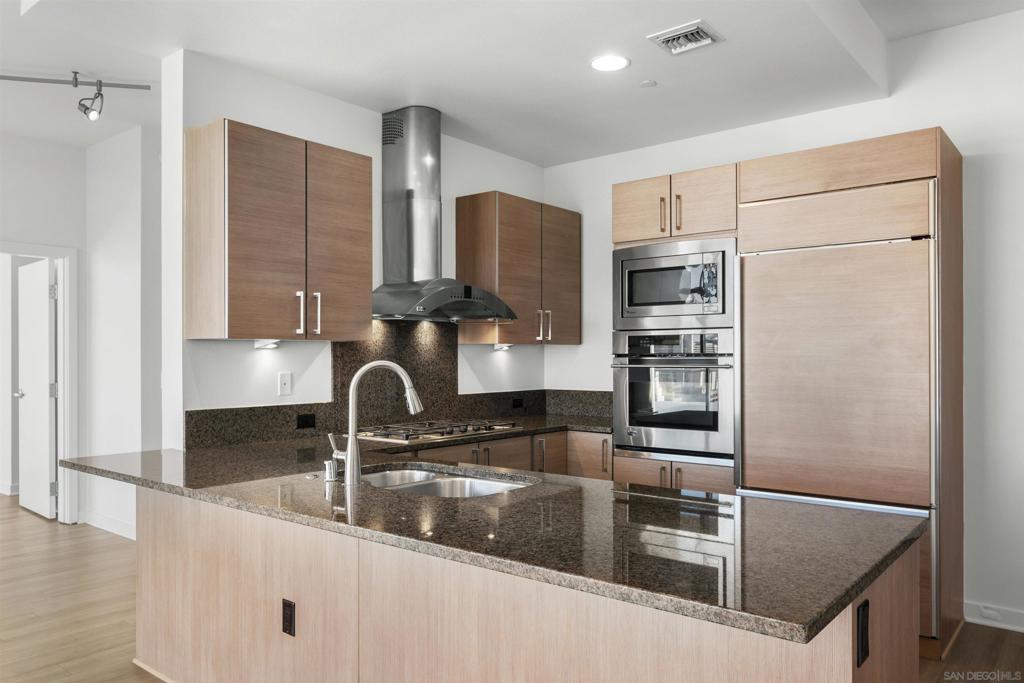 800 The Mark Ln. 2401