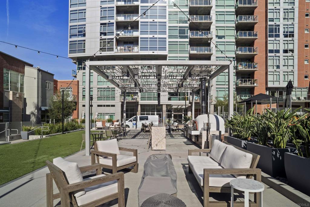 800 The Mark Ln. 2401