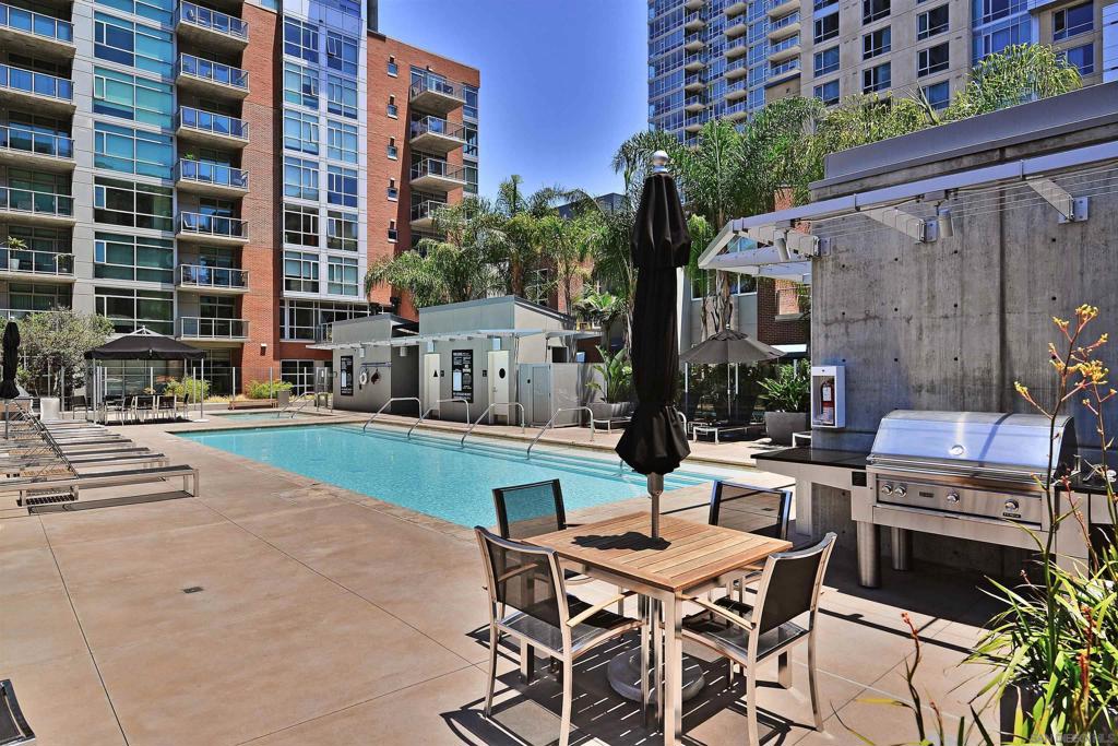 800 The Mark Ln. 2401