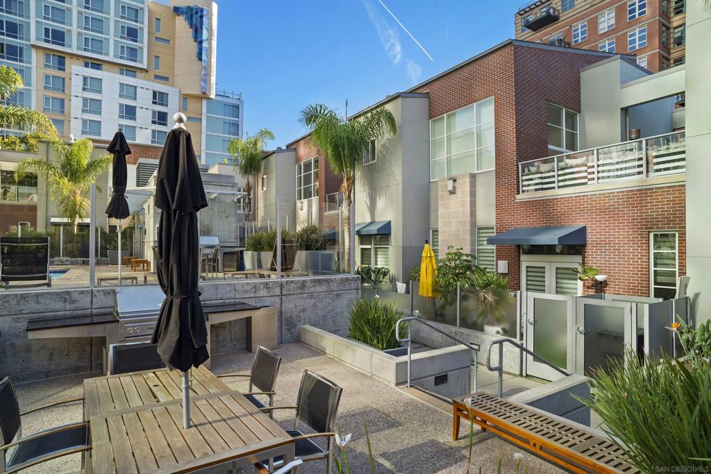 800 The Mark Ln. 2401