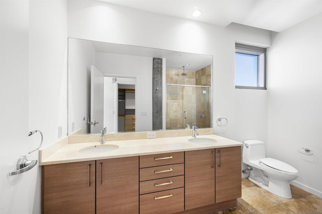 800 The Mark Ln. 2401