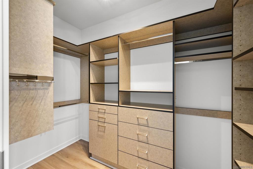 800 The Mark Ln. 2401