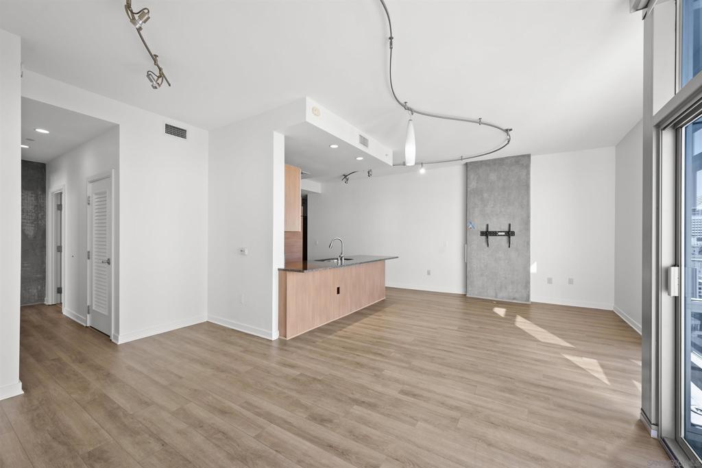 800 The Mark Ln. 2401