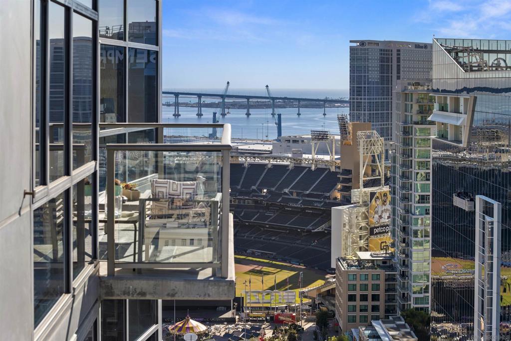 800 The Mark Ln. 2401