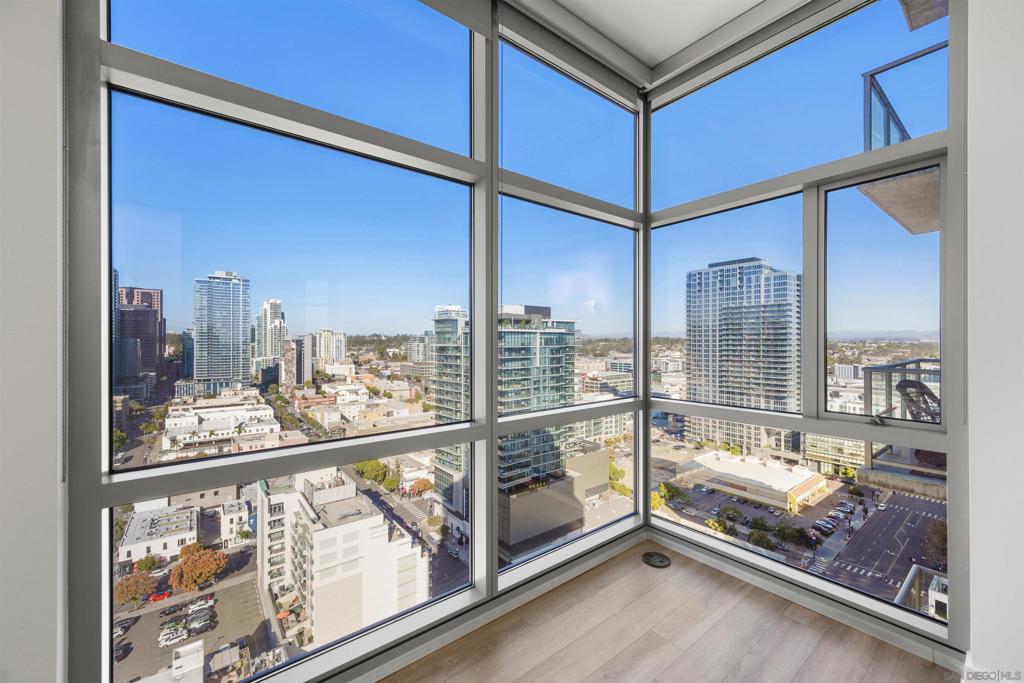 800 The Mark Ln. 2401