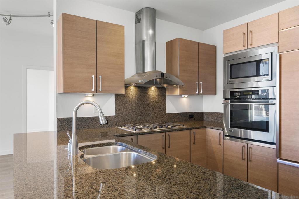 800 The Mark Ln. 2401