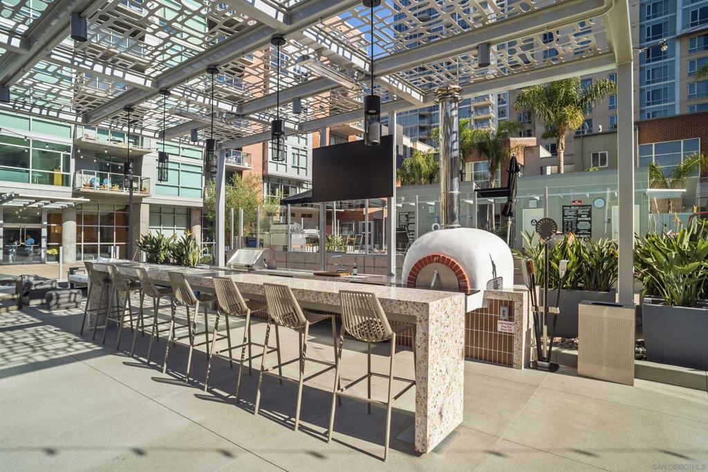 800 The Mark Ln. 2401