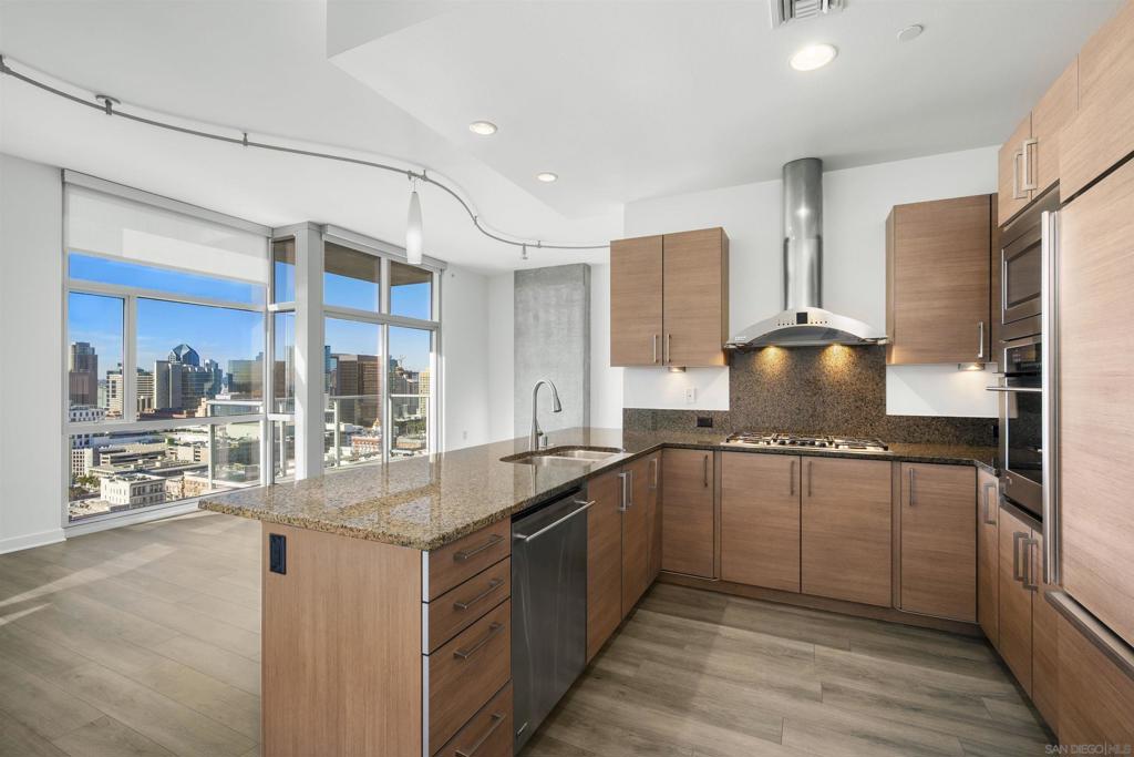 800 The Mark Ln. 2401