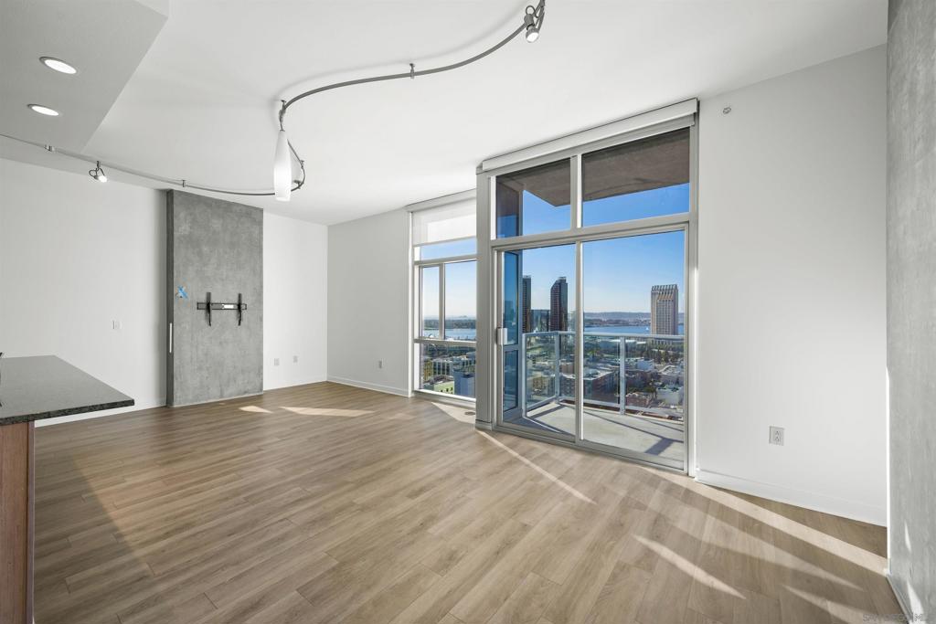 800 The Mark Ln. 2401