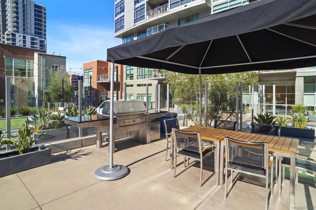 800 The Mark Ln. 2401