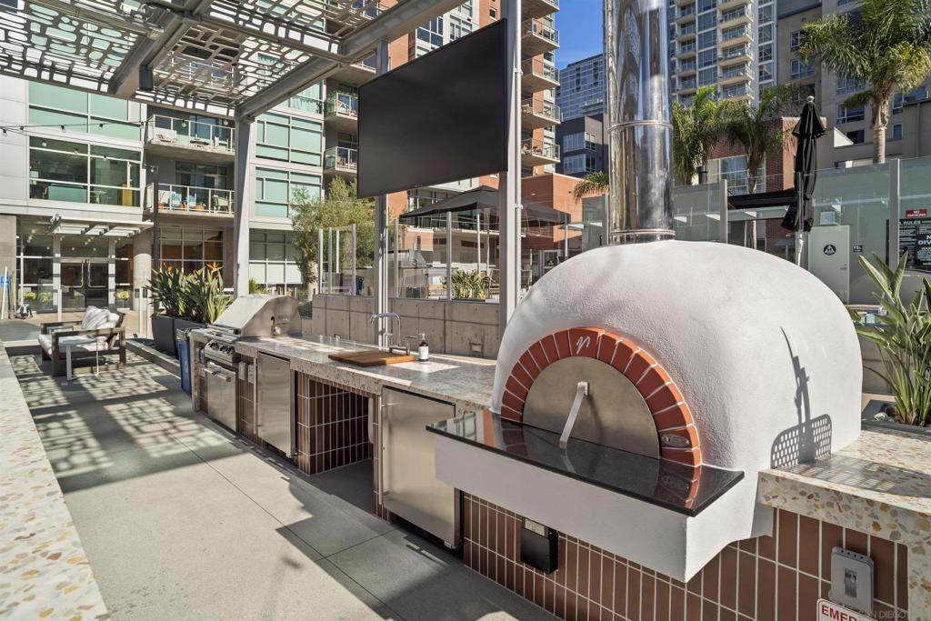 800 The Mark Ln. 2401