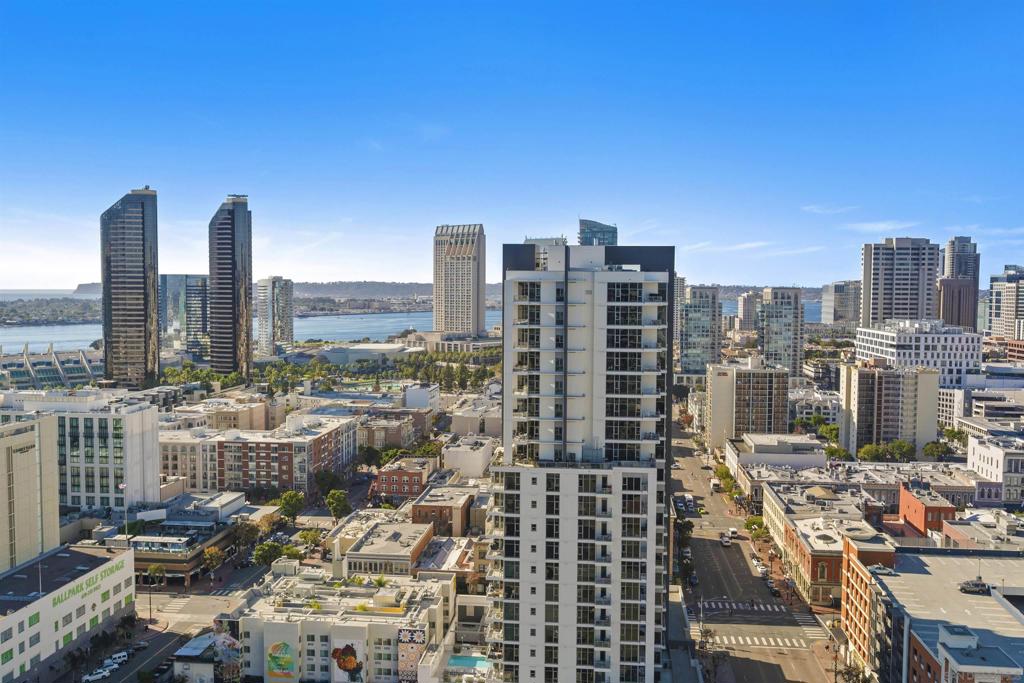 800 The Mark Ln. 2401