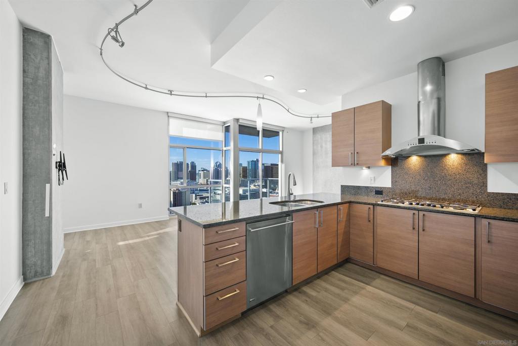 800 The Mark Ln. 2401