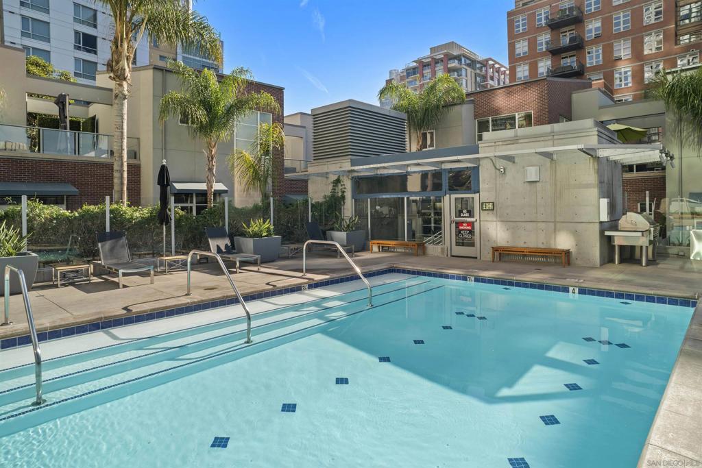 800 The Mark Ln. 2401