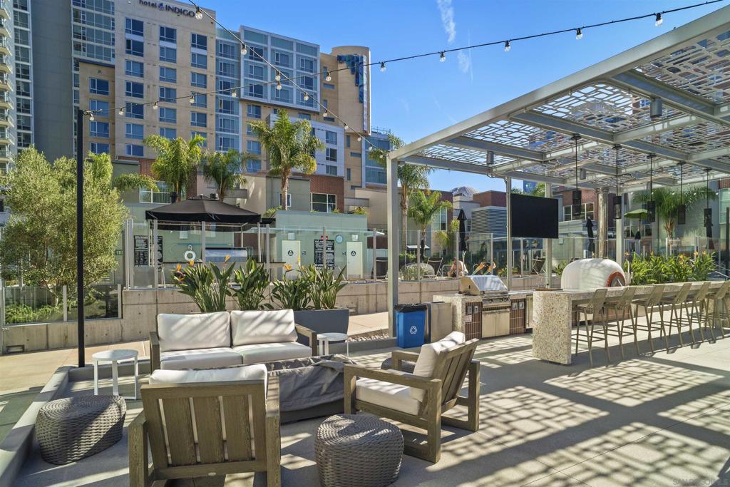 800 The Mark Ln. 2401