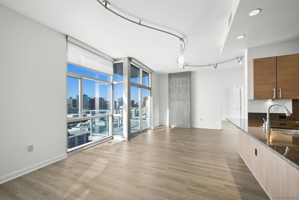 800 The Mark Ln. 2401