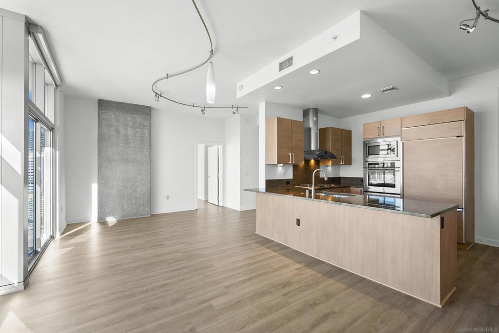 800 The Mark Ln. 2401