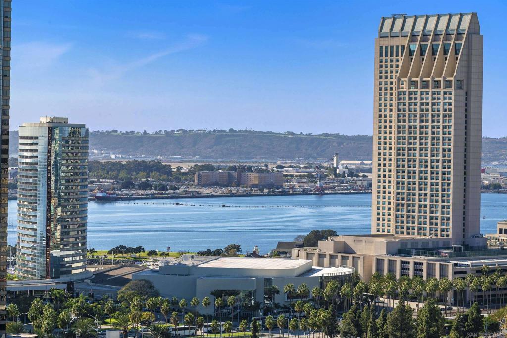 800 The Mark Ln. 2401