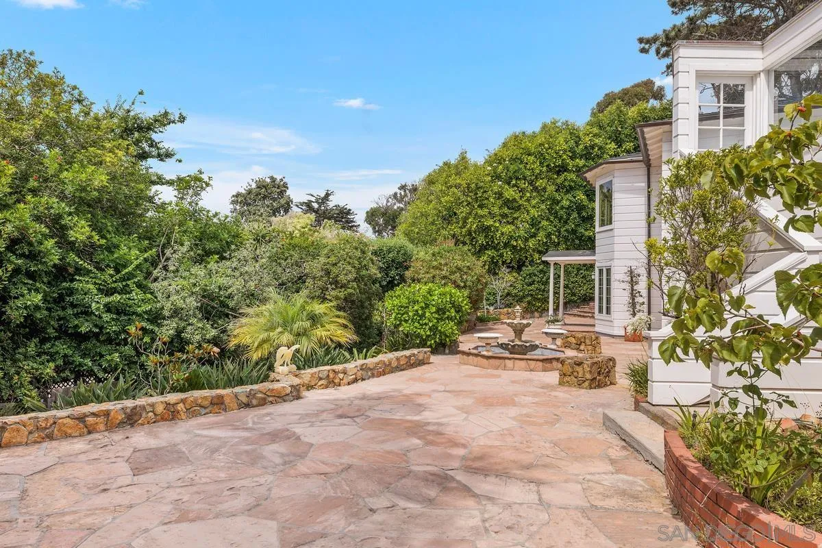 1556 Virginia Way
