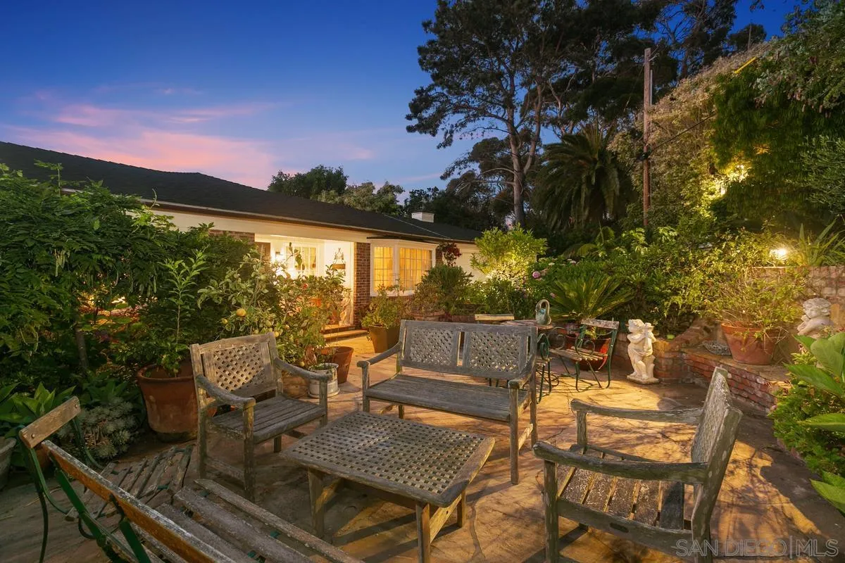 1556 Virginia Way
