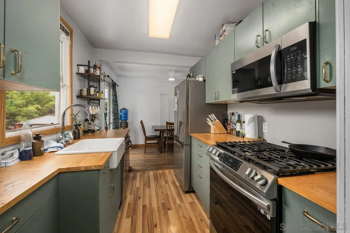 1679-81 Chalcedony St