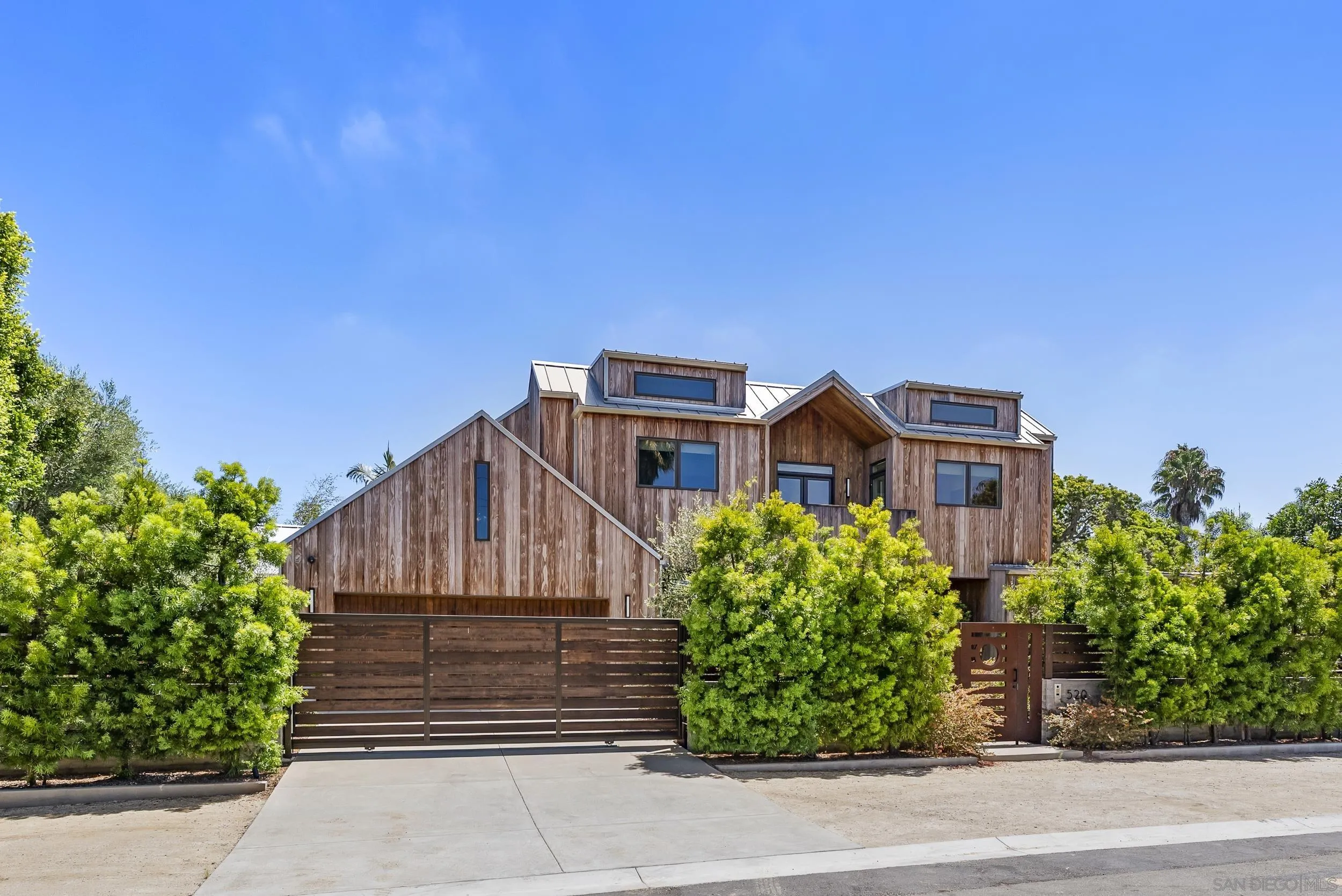520 N Cedros Ave