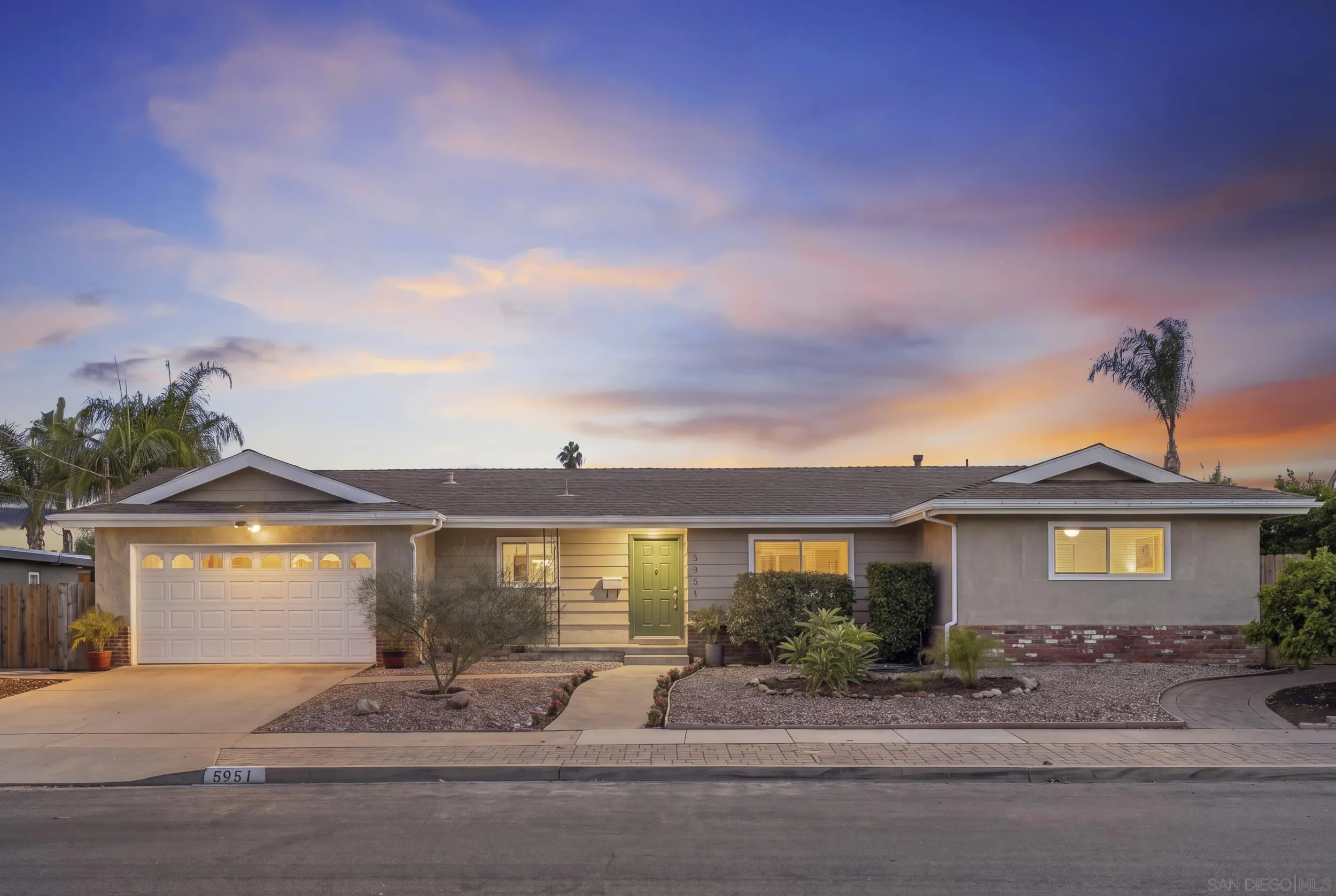 5951 Lomond Dr