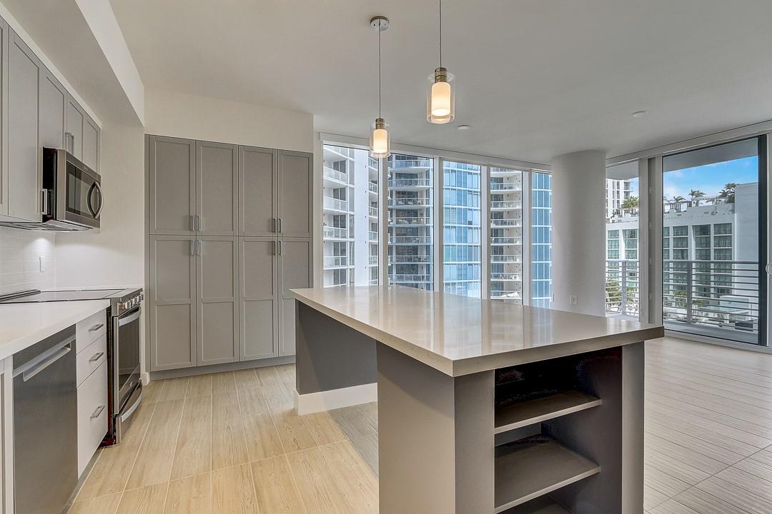 215 N New River Dr E 1090