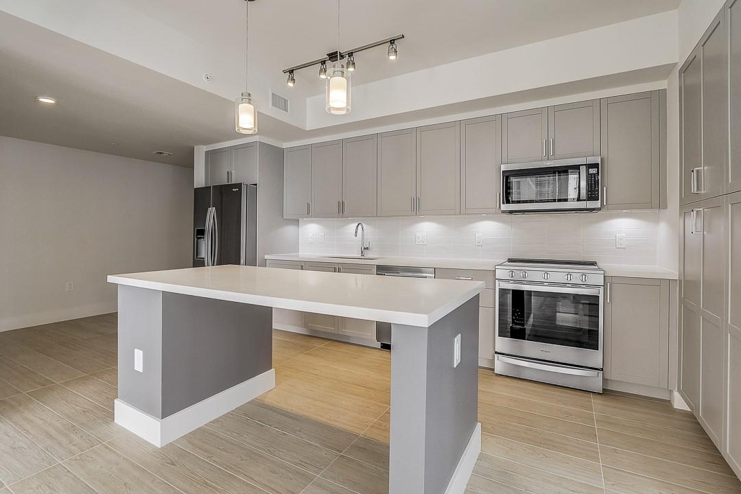 215 N New River Dr E 1090