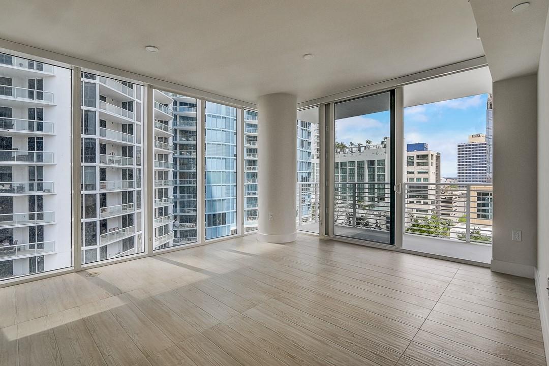 215 N New River Dr E 1090