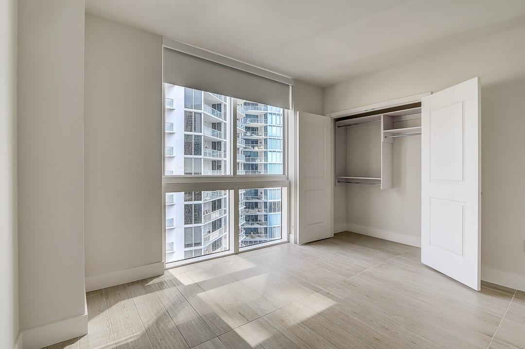 215 N New River Dr E 1090