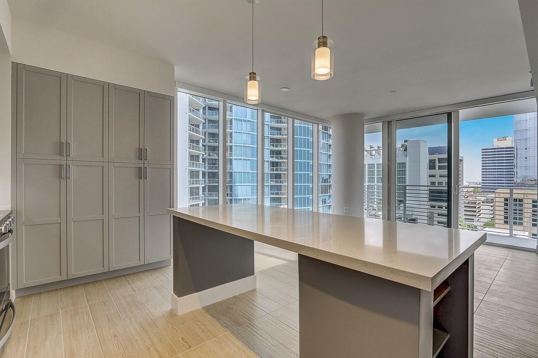 215 N New River Dr E 1090